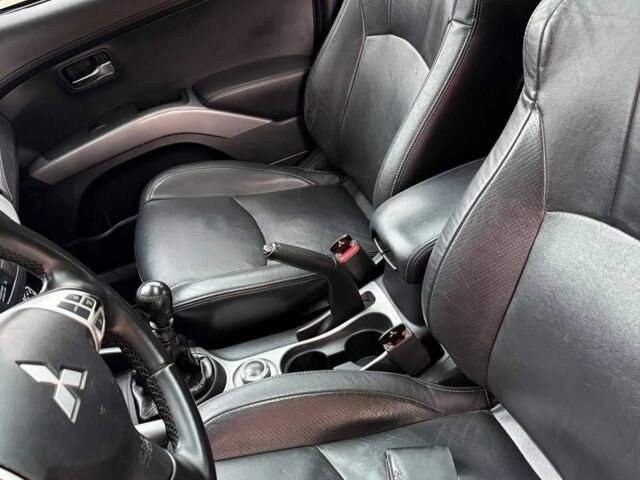 Чорний Міцубісі Аутлендер, об'ємом двигуна 2 л та пробігом 210 тис. км за 10700 $, фото 3 на Automoto.ua