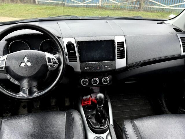 Черный Мицубиси Аутлендер, объемом двигателя 2 л и пробегом 300 тыс. км за 5500 $, фото 4 на Automoto.ua