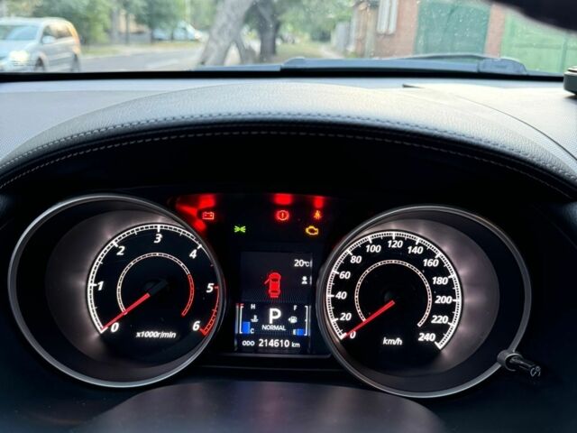 Черный Мицубиси Аутлендер, объемом двигателя 0 л и пробегом 215 тыс. км за 9500 $, фото 5 на Automoto.ua