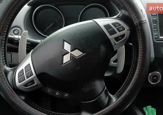 Черный Мицубиси Аутлендер, объемом двигателя 2.2 л и пробегом 267 тыс. км за 9999 $, фото 4 на Automoto.ua