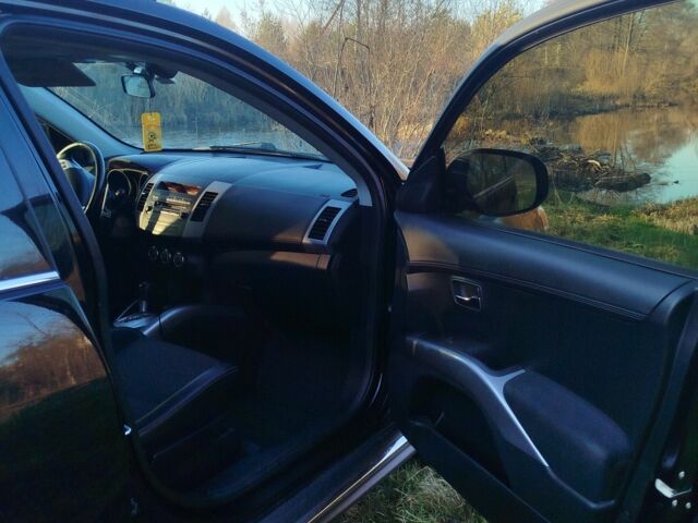 Черный Мицубиси Аутлендер, объемом двигателя 2 л и пробегом 261 тыс. км за 9700 $, фото 5 на Automoto.ua