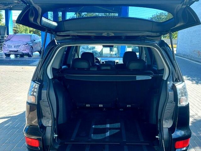 Чорний Міцубісі Аутлендер, об'ємом двигуна 2 л та пробігом 291 тис. км за 11200 $, фото 4 на Automoto.ua