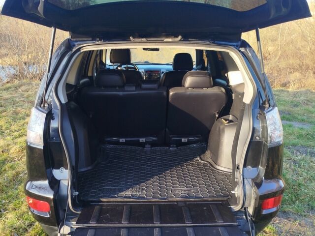 Черный Мицубиси Аутлендер, объемом двигателя 2 л и пробегом 261 тыс. км за 9700 $, фото 4 на Automoto.ua