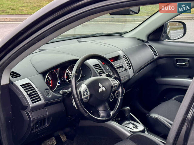 Чорний Міцубісі Аутлендер, об'ємом двигуна 2 л та пробігом 228 тис. км за 10550 $, фото 14 на Automoto.ua