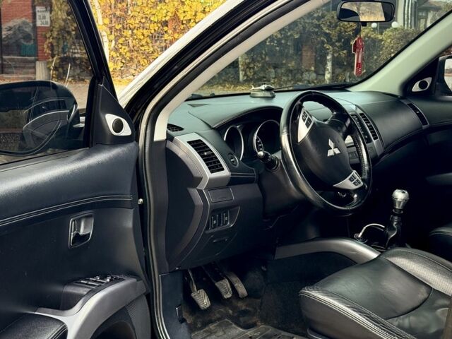 Черный Мицубиси Аутлендер, объемом двигателя 2 л и пробегом 300 тыс. км за 5500 $, фото 9 на Automoto.ua