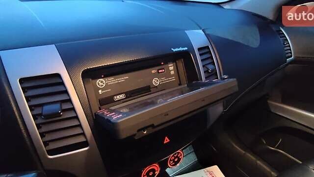 Черный Мицубиси Аутлендер, объемом двигателя 2 л и пробегом 210 тыс. км за 10600 $, фото 40 на Automoto.ua