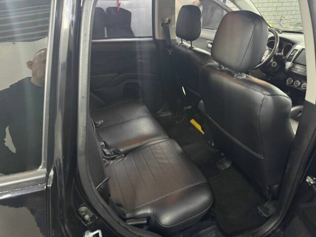 Черный Мицубиси Аутлендер, объемом двигателя 2.4 л и пробегом 305 тыс. км за 10000 $, фото 6 на Automoto.ua