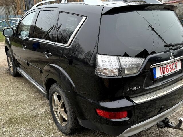 Черный Мицубиси Аутлендер, объемом двигателя 2 л и пробегом 300 тыс. км за 5500 $, фото 3 на Automoto.ua