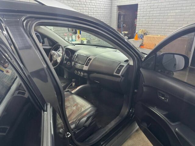 Черный Мицубиси Аутлендер, объемом двигателя 2.4 л и пробегом 305 тыс. км за 10000 $, фото 7 на Automoto.ua