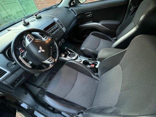 Черный Мицубиси Аутлендер, объемом двигателя 0 л и пробегом 215 тыс. км за 9500 $, фото 4 на Automoto.ua