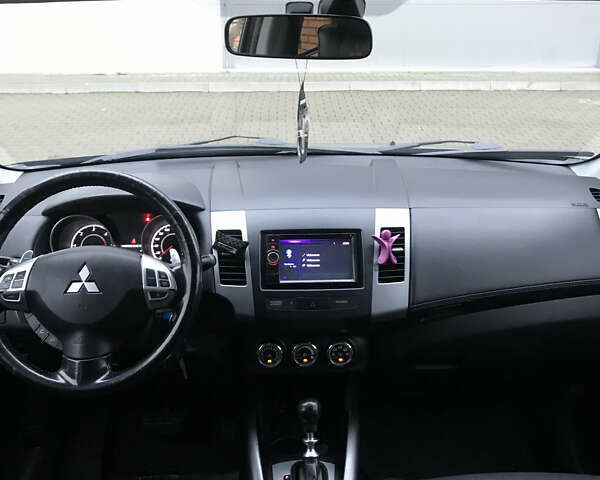 Чорний Міцубісі Аутлендер, об'ємом двигуна 2.18 л та пробігом 295 тис. км за 10900 $, фото 10 на Automoto.ua