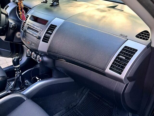 Мицубиси Аутлендер 2011 в Ивано-Франковске на Automoto.ua Черный Мицубиси Аутлендер, объемом двигателя 2.2 л и пробегом 192 тыс. км за 11000 $, фото 3 на Automoto.ua