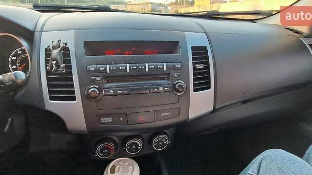 Черный Мицубиси Аутлендер, объемом двигателя 2.36 л и пробегом 285 тыс. км за 11300 $, фото 2 на Automoto.ua