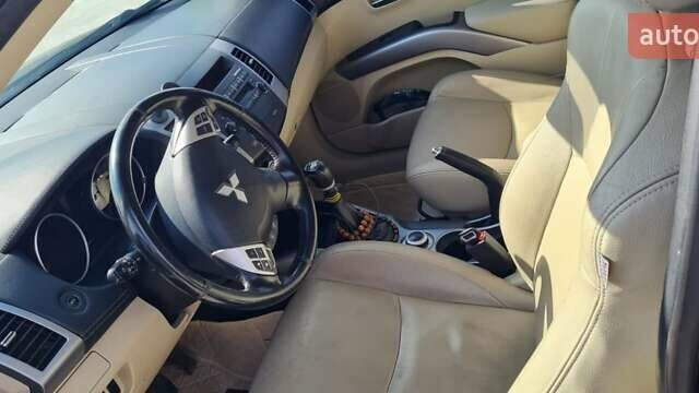 Черный Мицубиси Аутлендер, объемом двигателя 2.27 л и пробегом 195 тыс. км за 10500 $, фото 5 на Automoto.ua