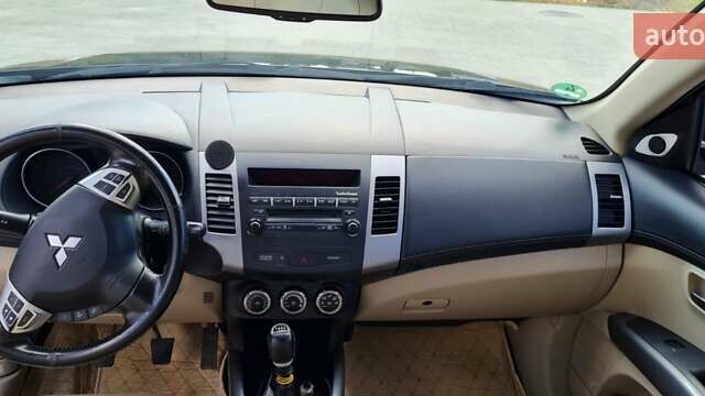 Черный Мицубиси Аутлендер, объемом двигателя 2.27 л и пробегом 195 тыс. км за 10500 $, фото 23 на Automoto.ua