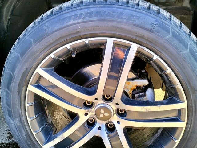 Черный Мицубиси Аутлендер, объемом двигателя 2.4 л и пробегом 140 тыс. км за 10500 $, фото 4 на Automoto.ua