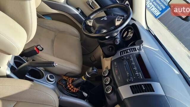 Черный Мицубиси Аутлендер, объемом двигателя 2.27 л и пробегом 195 тыс. км за 10500 $, фото 3 на Automoto.ua