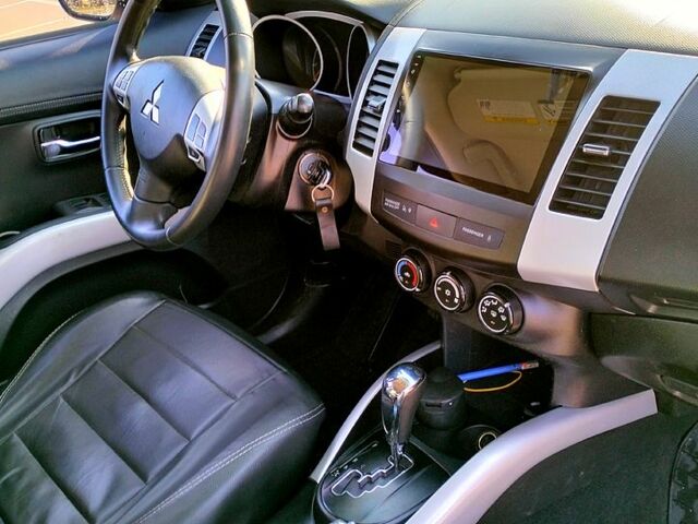 Черный Мицубиси Аутлендер, объемом двигателя 2.4 л и пробегом 140 тыс. км за 10500 $, фото 5 на Automoto.ua