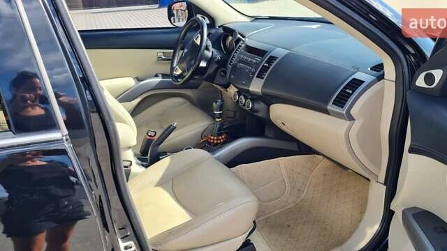 Черный Мицубиси Аутлендер, объемом двигателя 2.27 л и пробегом 195 тыс. км за 10500 $, фото 4 на Automoto.ua