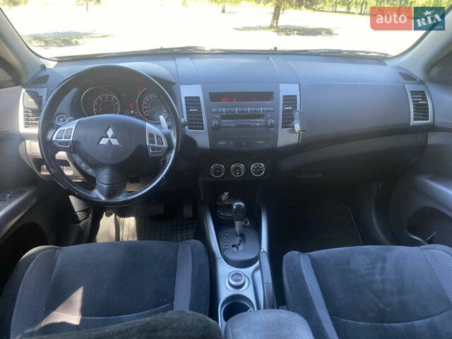 Черный Мицубиси Аутлендер, объемом двигателя 2.36 л и пробегом 155 тыс. км за 9000 $, фото 4 на Automoto.ua