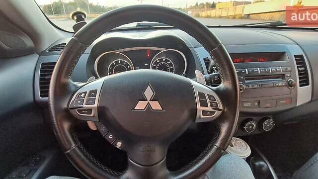 Черный Мицубиси Аутлендер, объемом двигателя 2.36 л и пробегом 285 тыс. км за 11300 $, фото 4 на Automoto.ua