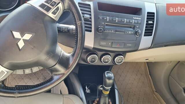 Черный Мицубиси Аутлендер, объемом двигателя 2.27 л и пробегом 195 тыс. км за 10500 $, фото 6 на Automoto.ua