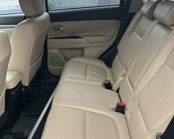 Черный Мицубиси Аутлендер, объемом двигателя 2.27 л и пробегом 202 тыс. км за 13100 $, фото 6 на Automoto.ua