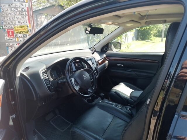 Черный Мицубиси Аутлендер, объемом двигателя 2.4 л и пробегом 300 тыс. км за 11000 $, фото 2 на Automoto.ua