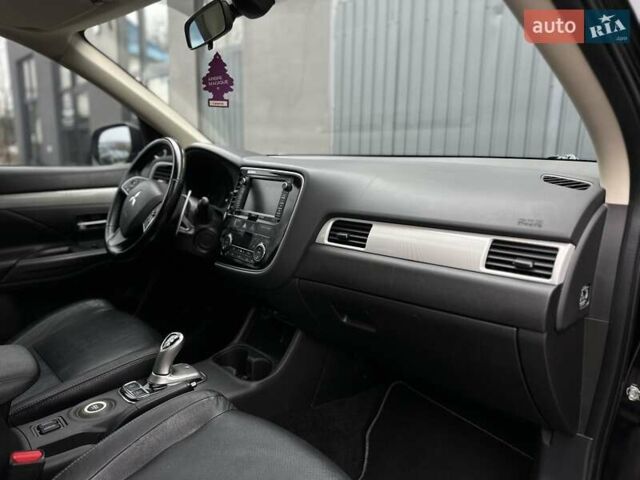 Чорний Міцубісі Аутлендер, об'ємом двигуна 2 л та пробігом 213 тис. км за 13888 $, фото 18 на Automoto.ua