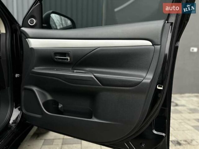 Чорний Міцубісі Аутлендер, об'ємом двигуна 2 л та пробігом 213 тис. км за 13888 $, фото 26 на Automoto.ua