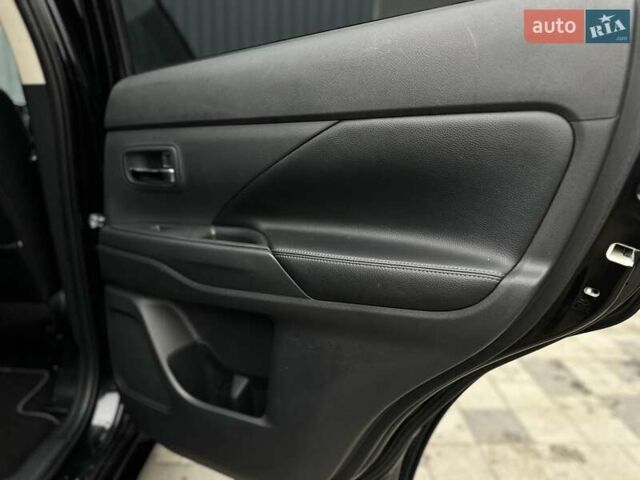 Чорний Міцубісі Аутлендер, об'ємом двигуна 2 л та пробігом 213 тис. км за 13888 $, фото 32 на Automoto.ua
