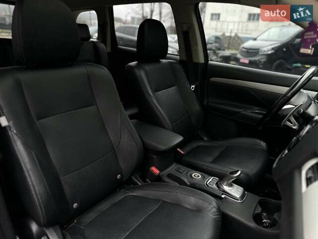 Чорний Міцубісі Аутлендер, об'ємом двигуна 2 л та пробігом 213 тис. км за 13888 $, фото 22 на Automoto.ua