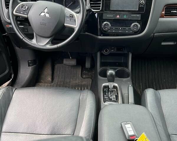 Черный Мицубиси Аутлендер, объемом двигателя 2.36 л и пробегом 226 тыс. км за 12499 $, фото 3 на Automoto.ua