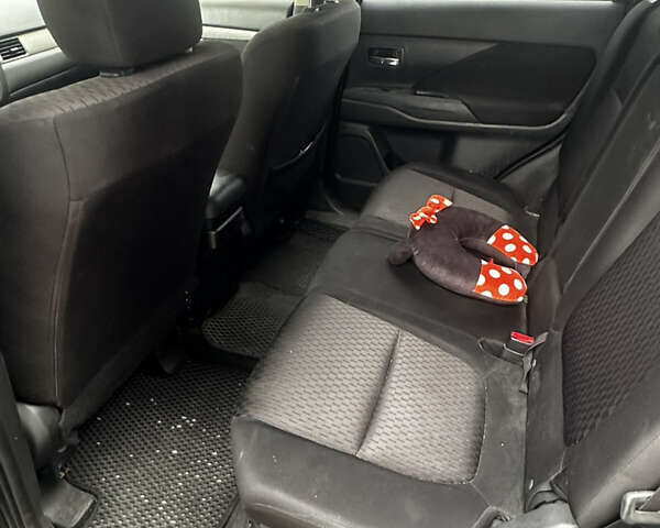 Черный Мицубиси Аутлендер, объемом двигателя 2.36 л и пробегом 70 тыс. км за 9000 $, фото 10 на Automoto.ua