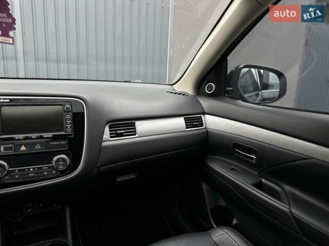 Чорний Міцубісі Аутлендер, об'ємом двигуна 2 л та пробігом 213 тис. км за 13888 $, фото 29 на Automoto.ua