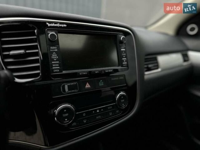 Чорний Міцубісі Аутлендер, об'ємом двигуна 2 л та пробігом 213 тис. км за 13888 $, фото 15 на Automoto.ua