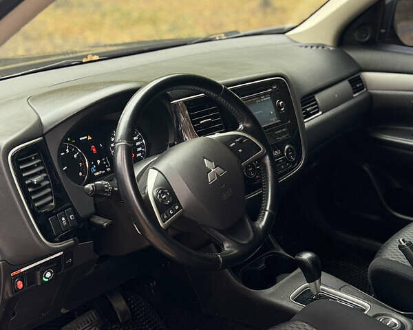 Міцубісі Аутлендер 2013 у Броварах на Automoto.ua Чорний Міцубісі Аутлендер, об'ємом двигуна 2.36 л та пробігом 168 тис. км за 11700 $, фото 11 на Automoto.ua