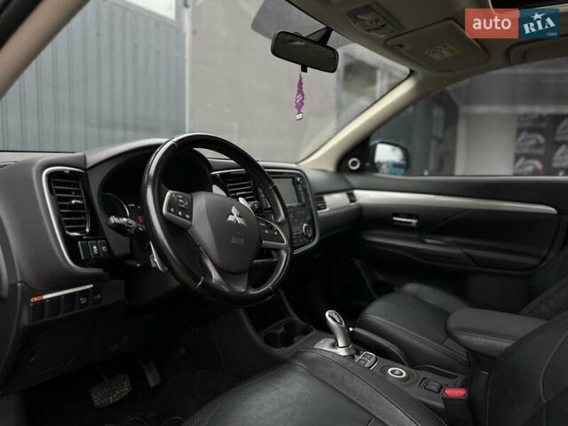 Чорний Міцубісі Аутлендер, об'ємом двигуна 2 л та пробігом 213 тис. км за 13888 $, фото 14 на Automoto.ua