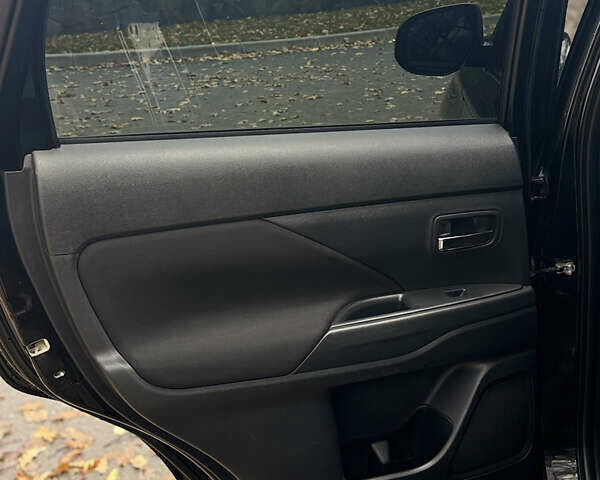 Міцубісі Аутлендер 2013 у Броварах на Automoto.ua Чорний Міцубісі Аутлендер, об'ємом двигуна 2.36 л та пробігом 168 тис. км за 11700 $, фото 19 на Automoto.ua