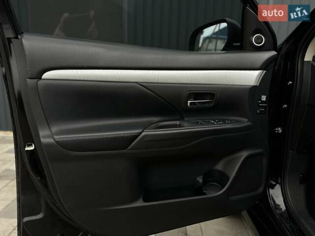Чорний Міцубісі Аутлендер, об'ємом двигуна 2 л та пробігом 213 тис. км за 13888 $, фото 9 на Automoto.ua