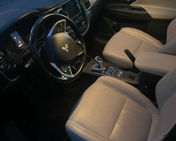 Черный Мицубиси Аутлендер, объемом двигателя 2 л и пробегом 206 тыс. км за 14500 $, фото 3 на Automoto.ua