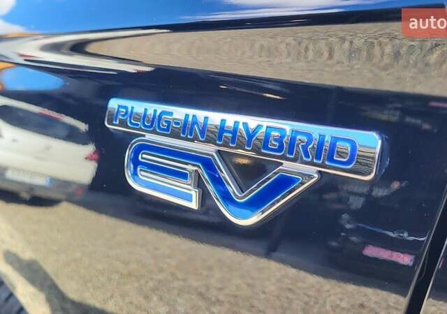 Чорний Міцубісі Аутлендер, об'ємом двигуна 2 л та пробігом 237 тис. км за 13800 $, фото 12 на Automoto.ua