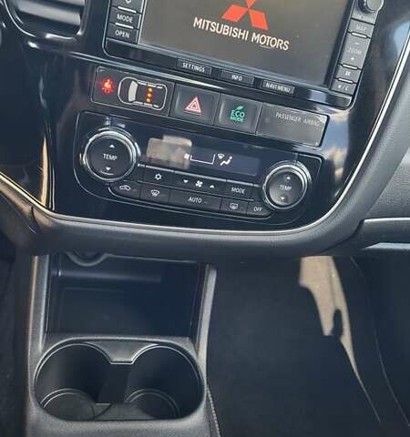 Чорний Міцубісі Аутлендер, об'ємом двигуна 2 л та пробігом 237 тис. км за 13800 $, фото 16 на Automoto.ua