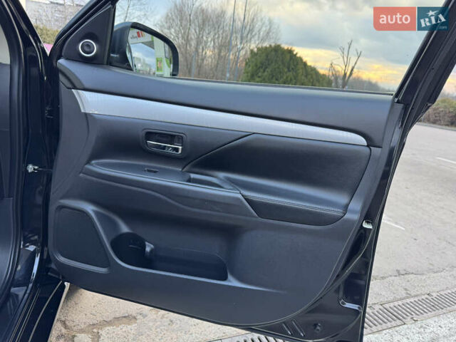 Чорний Міцубісі Аутлендер, об'ємом двигуна 2 л та пробігом 157 тис. км за 15299 $, фото 81 на Automoto.ua