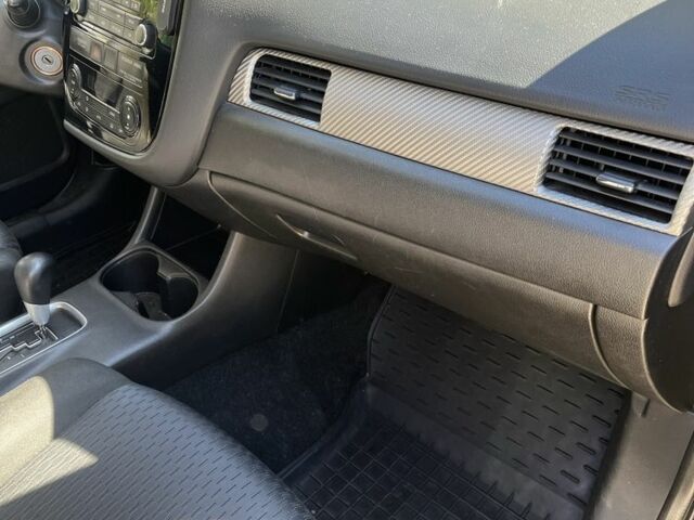 Черный Мицубиси Аутлендер, объемом двигателя 2 л и пробегом 150 тыс. км за 12000 $, фото 5 на Automoto.ua