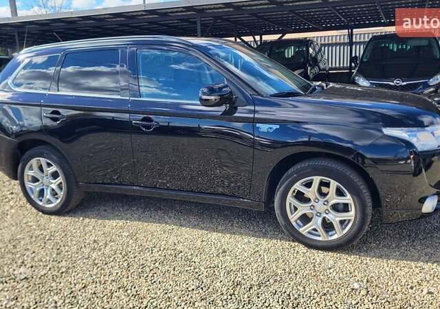 Чорний Міцубісі Аутлендер, об'ємом двигуна 2 л та пробігом 237 тис. км за 13800 $, фото 8 на Automoto.ua