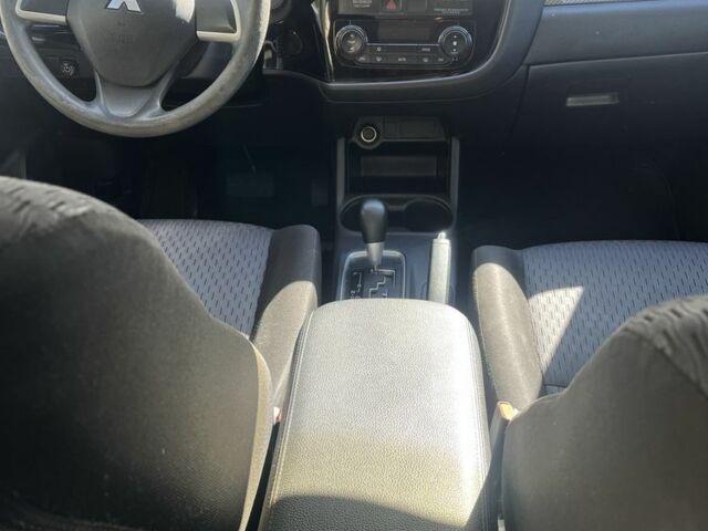 Черный Мицубиси Аутлендер, объемом двигателя 2 л и пробегом 150 тыс. км за 12000 $, фото 3 на Automoto.ua