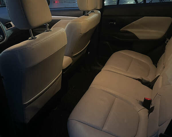 Черный Мицубиси Аутлендер, объемом двигателя 2 л и пробегом 206 тыс. км за 14500 $, фото 4 на Automoto.ua