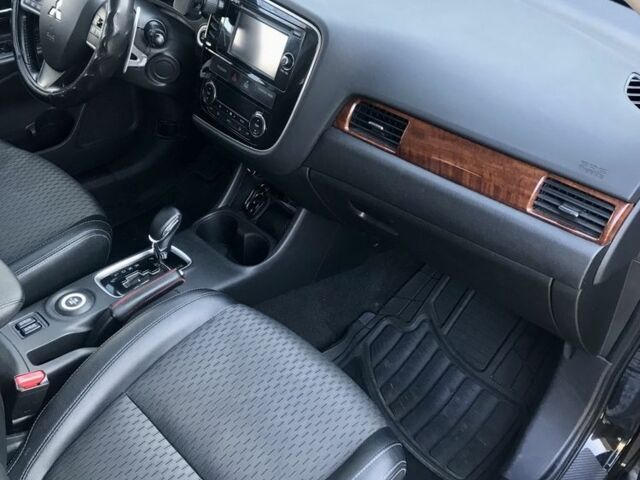 Черный Мицубиси Аутлендер, объемом двигателя 3 л и пробегом 250 тыс. км за 13500 $, фото 11 на Automoto.ua