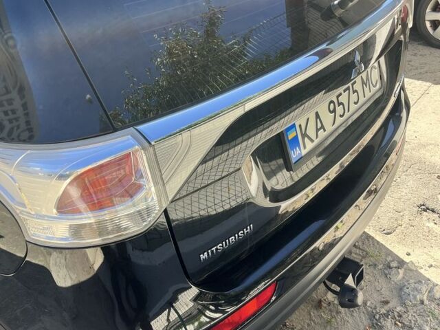 Черный Мицубиси Аутлендер, объемом двигателя 2 л и пробегом 150 тыс. км за 12000 $, фото 1 на Automoto.ua